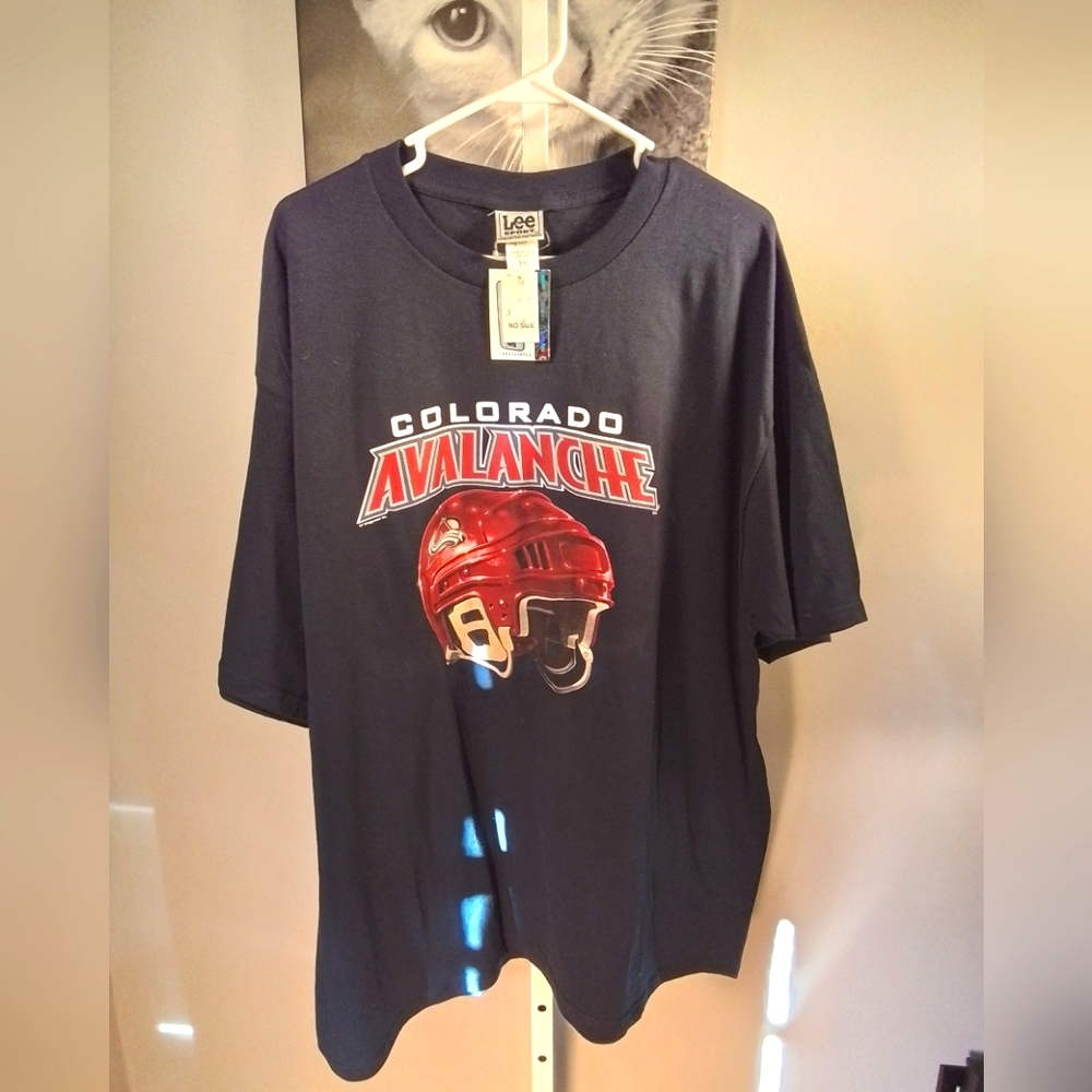 NHL Colorado Avalanche t-shirt (NWT)